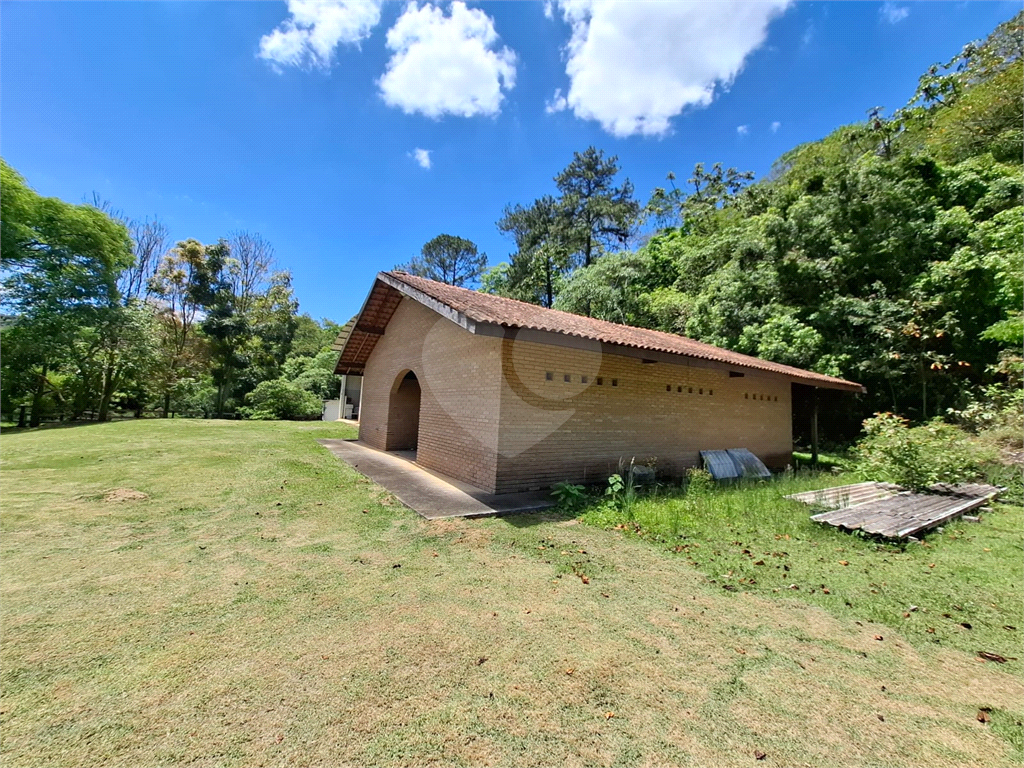 Chácara LOCAÇÃO Mairiporã com 48.000m2, 4 casas, piscina, estábulo para 6 cavalos, área gourmet e lago com peixes. 