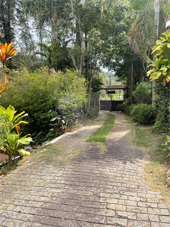 Chácara LOCAÇÃO Mairiporã com 48.000m2, 4 casas, piscina, estábulo para 6 cavalos, área gourmet e lago com peixes. 