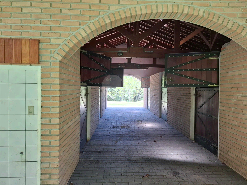 Chácara LOCAÇÃO Mairiporã com 48.000m2, 4 casas, piscina, estábulo para 6 cavalos, área gourmet e lago com peixes. 