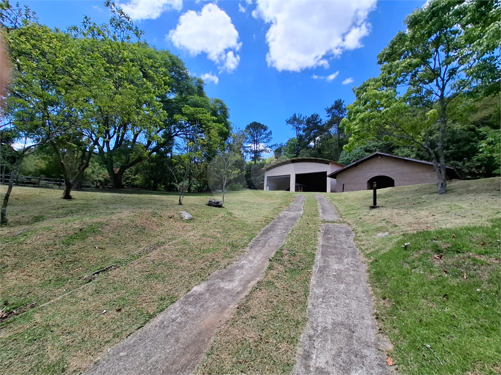 Chácara LOCAÇÃO Mairiporã com 48.000m2, 4 casas, piscina, estábulo para 6 cavalos, área gourmet e lago com peixes. 