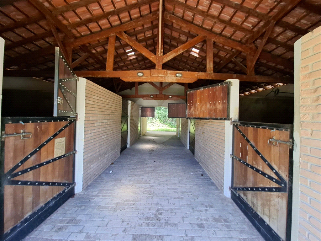 Chácara LOCAÇÃO Mairiporã com 48.000m2, 4 casas, piscina, estábulo para 6 cavalos, área gourmet e lago com peixes. 