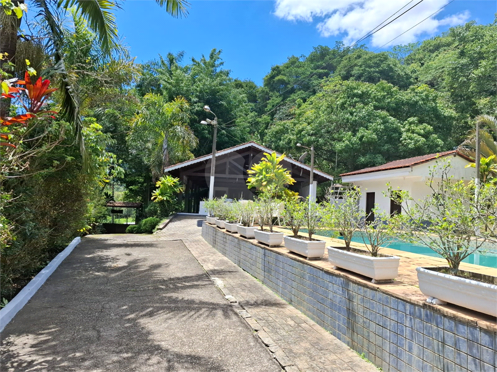 Chácara LOCAÇÃO Mairiporã com 48.000m2, 4 casas, piscina, estábulo para 6 cavalos, área gourmet e lago com peixes. 