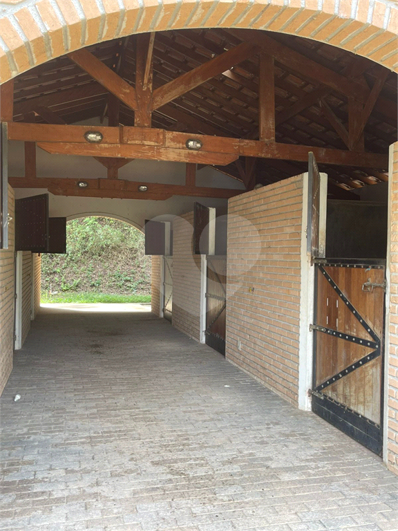 Chácara LOCAÇÃO Mairiporã com 48.000m2, 4 casas, piscina, estábulo para 6 cavalos, área gourmet e lago com peixes. 