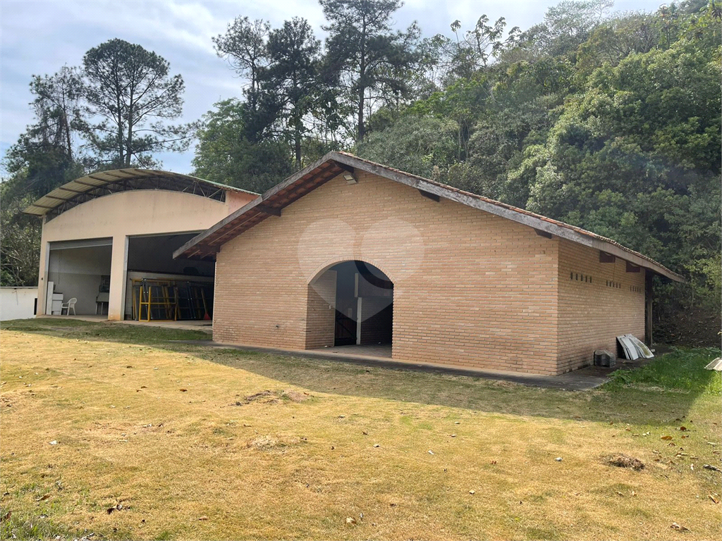 Chácara LOCAÇÃO Mairiporã com 48.000m2, 4 casas, piscina, estábulo para 6 cavalos, área gourmet e lago com peixes. 