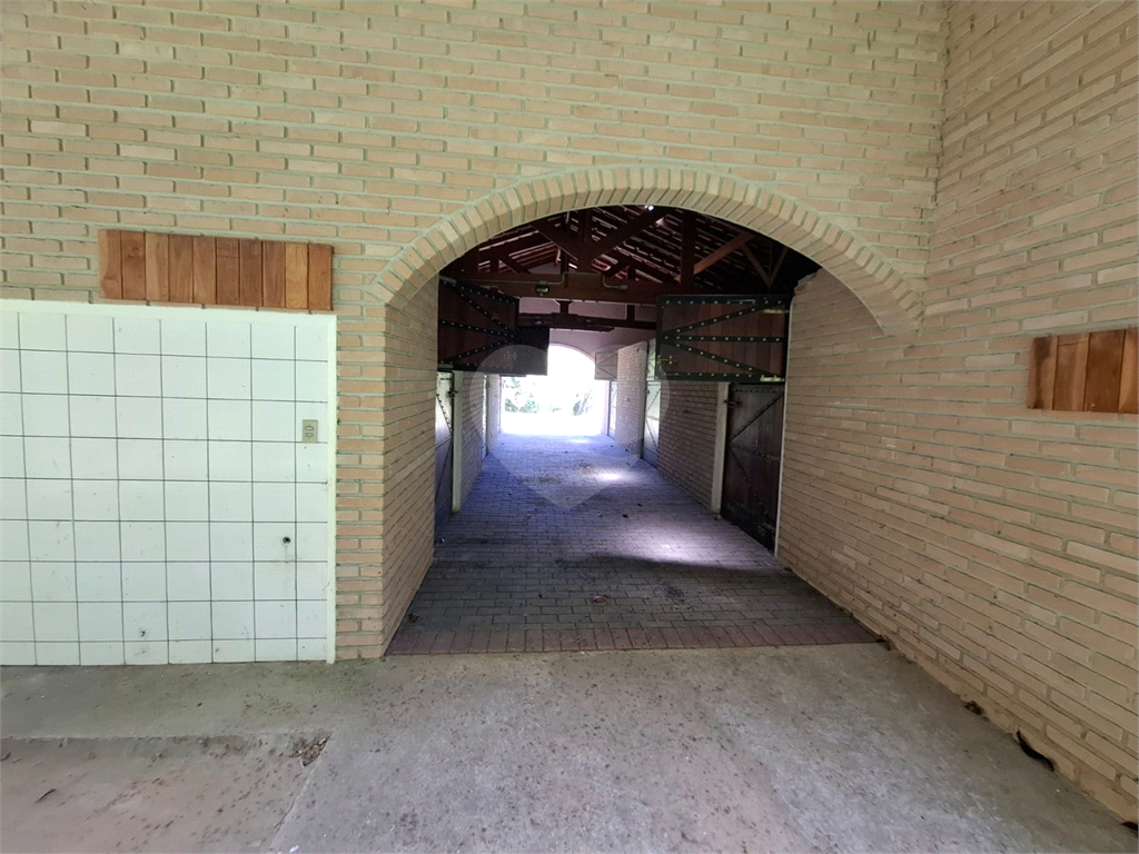 Chácara LOCAÇÃO Mairiporã com 48.000m2, 4 casas, piscina, estábulo para 6 cavalos, área gourmet e lago com peixes. 