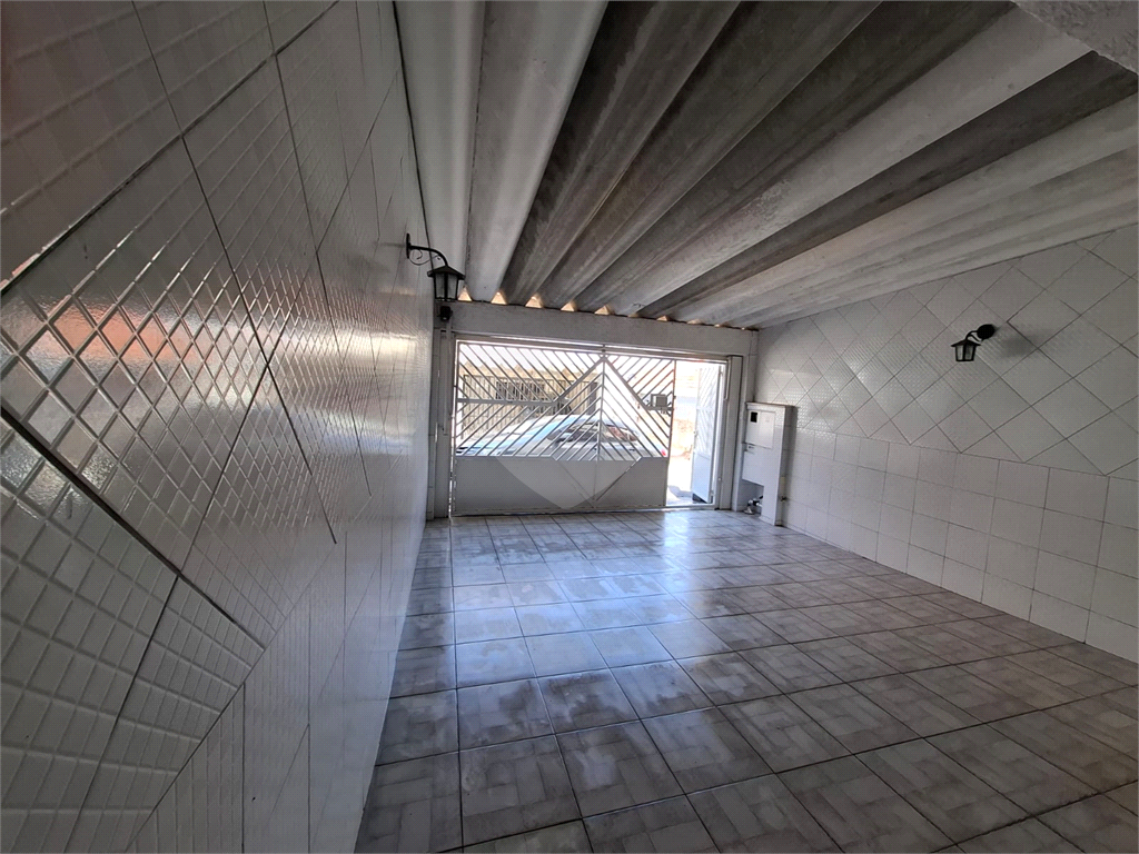 Sobrado LOCAÇÃO Vila Ema com 164m2, 4 quartos, 2 suítes, 2 salas, cozinha, 5 banheiros, área de serviço e 2 vagas de garagem