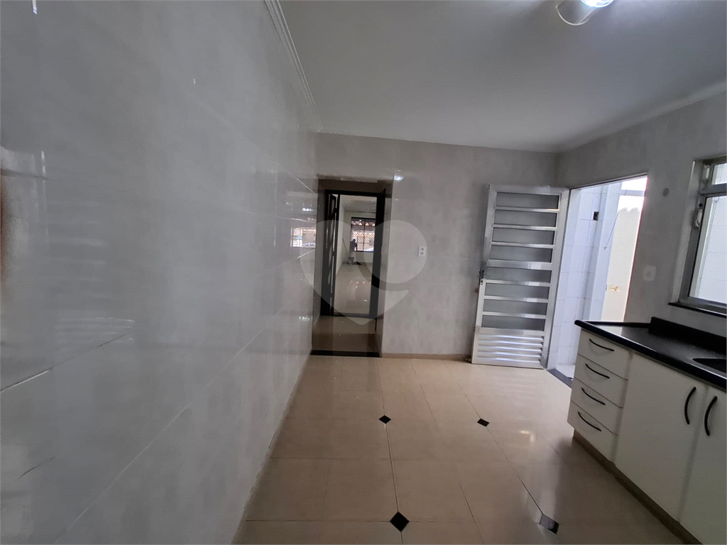 Sobrado LOCAÇÃO Vila Ema com 164m2, 4 quartos, 2 suítes, 2 salas, cozinha, 5 banheiros, área de serviço e 2 vagas de garagem