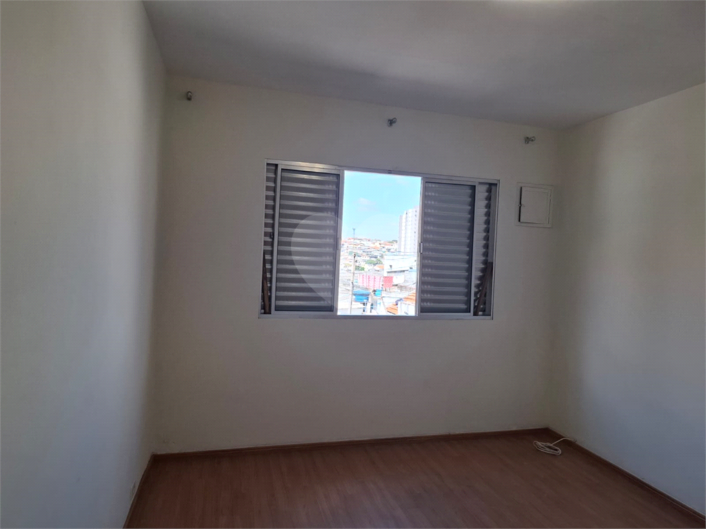 Sobrado LOCAÇÃO Vila Ema com 164m2, 4 quartos, 2 suítes, 2 salas, cozinha, 5 banheiros, área de serviço e 2 vagas de garagem