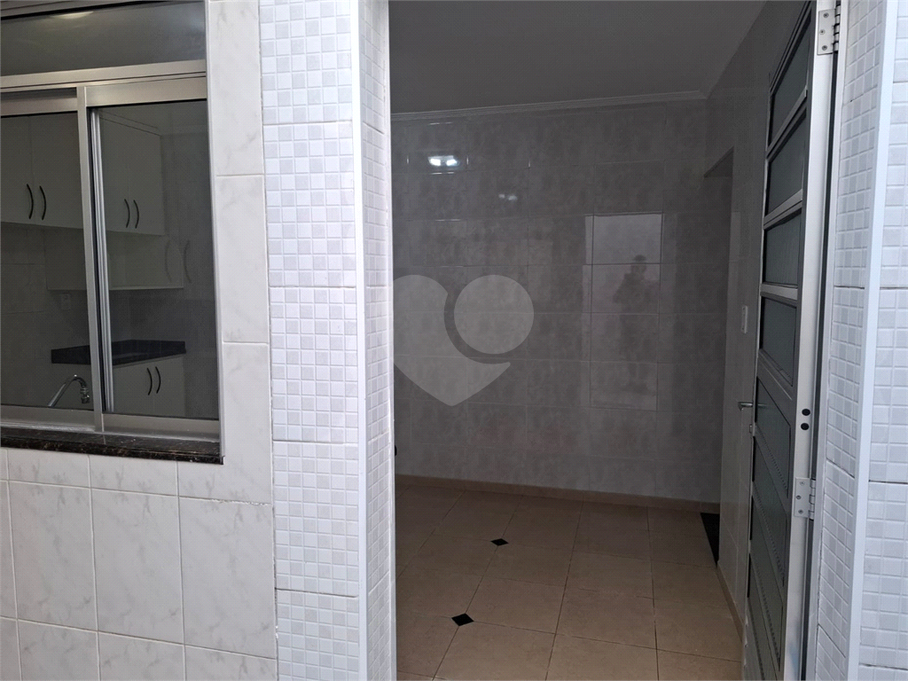 Sobrado LOCAÇÃO Vila Ema com 164m2, 4 quartos, 2 suítes, 2 salas, cozinha, 5 banheiros, área de serviço e 2 vagas de garagem