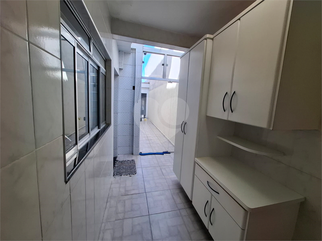 Sobrado LOCAÇÃO Vila Ema com 164m2, 4 quartos, 2 suítes, 2 salas, cozinha, 5 banheiros, área de serviço e 2 vagas de garagem