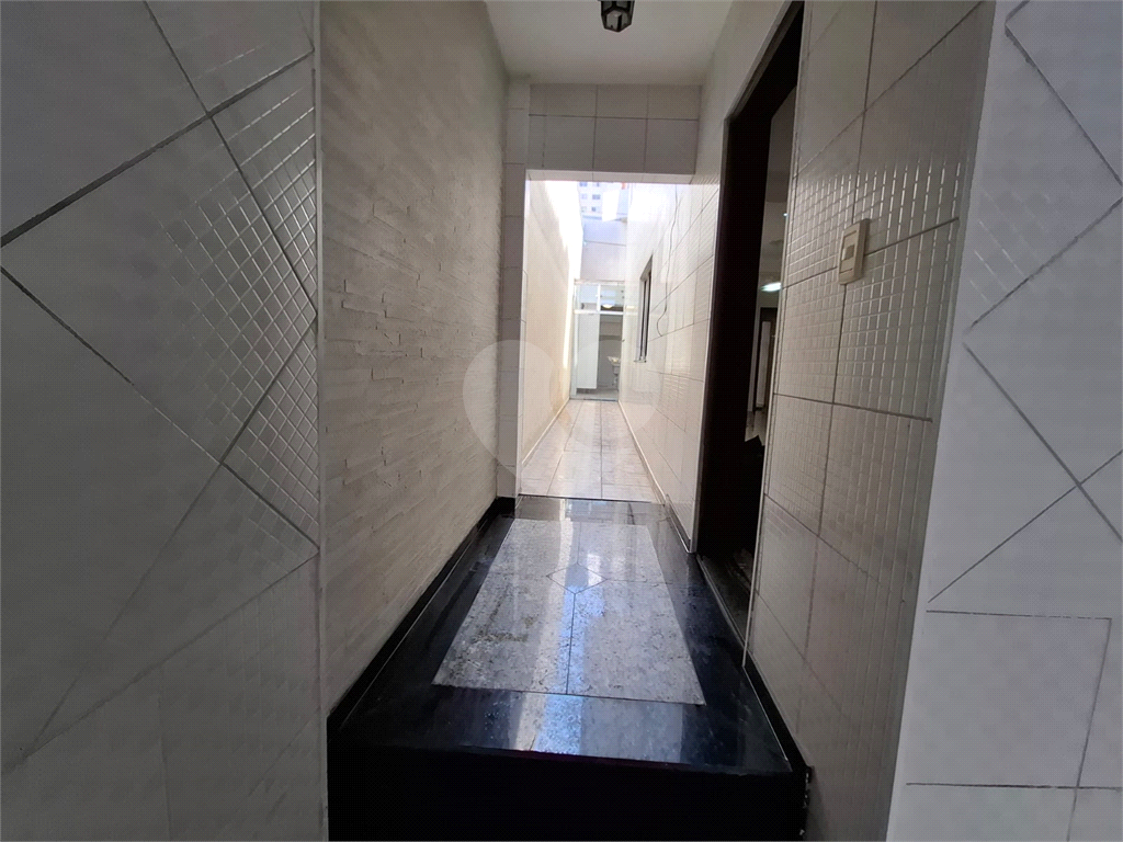 Sobrado LOCAÇÃO Vila Ema com 164m2, 4 quartos, 2 suítes, 2 salas, cozinha, 5 banheiros, área de serviço e 2 vagas de garagem