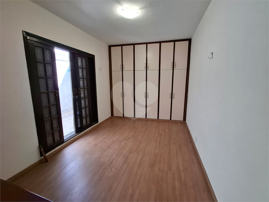 Sobrado LOCAÇÃO Vila Ema com 164m2, 4 quartos, 2 suítes, 2 salas, cozinha, 5 banheiros, área de serviço e 2 vagas de garagem