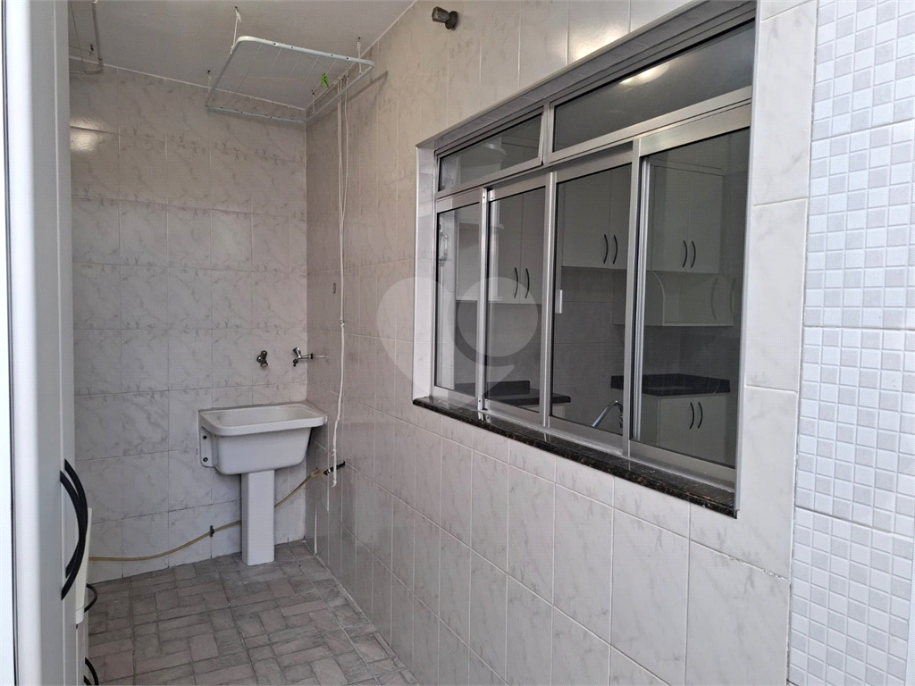 Sobrado LOCAÇÃO Vila Ema com 164m2, 4 quartos, 2 suítes, 2 salas, cozinha, 5 banheiros, área de serviço e 2 vagas de garagem