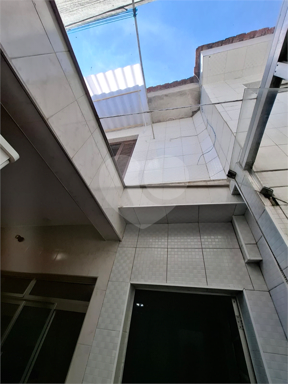 Sobrado LOCAÇÃO Vila Ema com 164m2, 4 quartos, 2 suítes, 2 salas, cozinha, 5 banheiros, área de serviço e 2 vagas de garagem