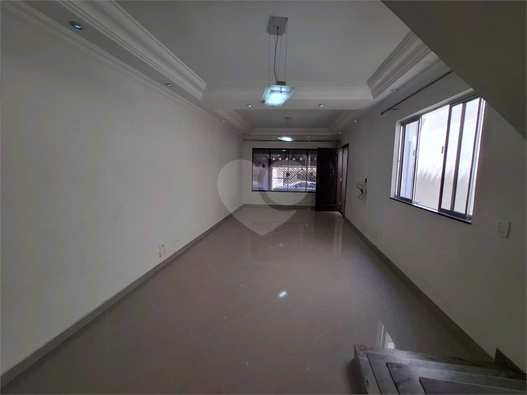 Sobrado LOCAÇÃO Vila Ema com 164m2, 4 quartos, 2 suítes, 2 salas, cozinha, 5 banheiros, área de serviço e 2 vagas de garagem