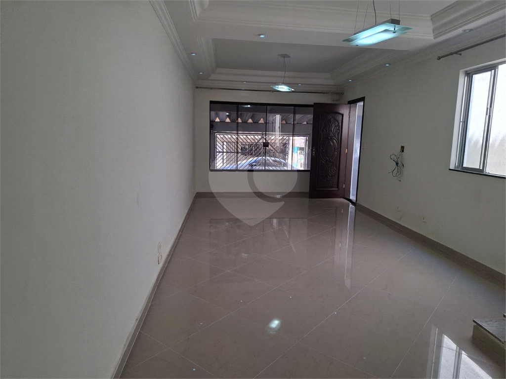 Sobrado LOCAÇÃO Vila Ema com 164m2, 4 quartos, 2 suítes, 2 salas, cozinha, 5 banheiros, área de serviço e 2 vagas de garagem