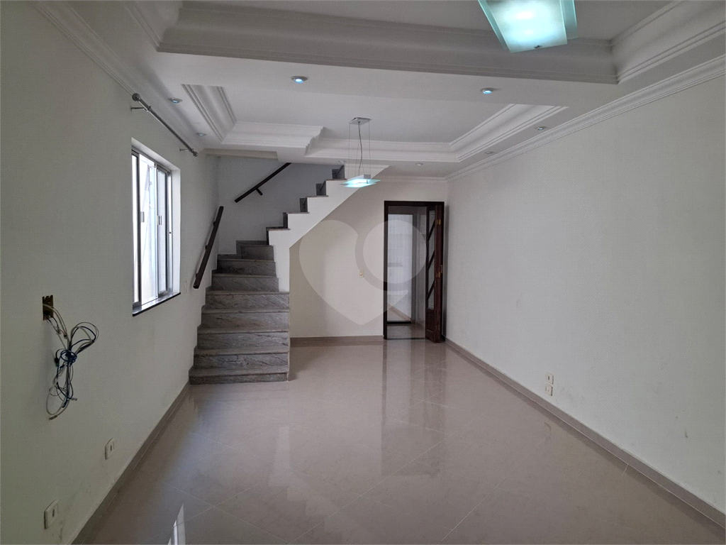 Sobrado LOCAÇÃO Vila Ema com 164m2, 4 quartos, 2 suítes, 2 salas, cozinha, 5 banheiros, área de serviço e 2 vagas de garagem