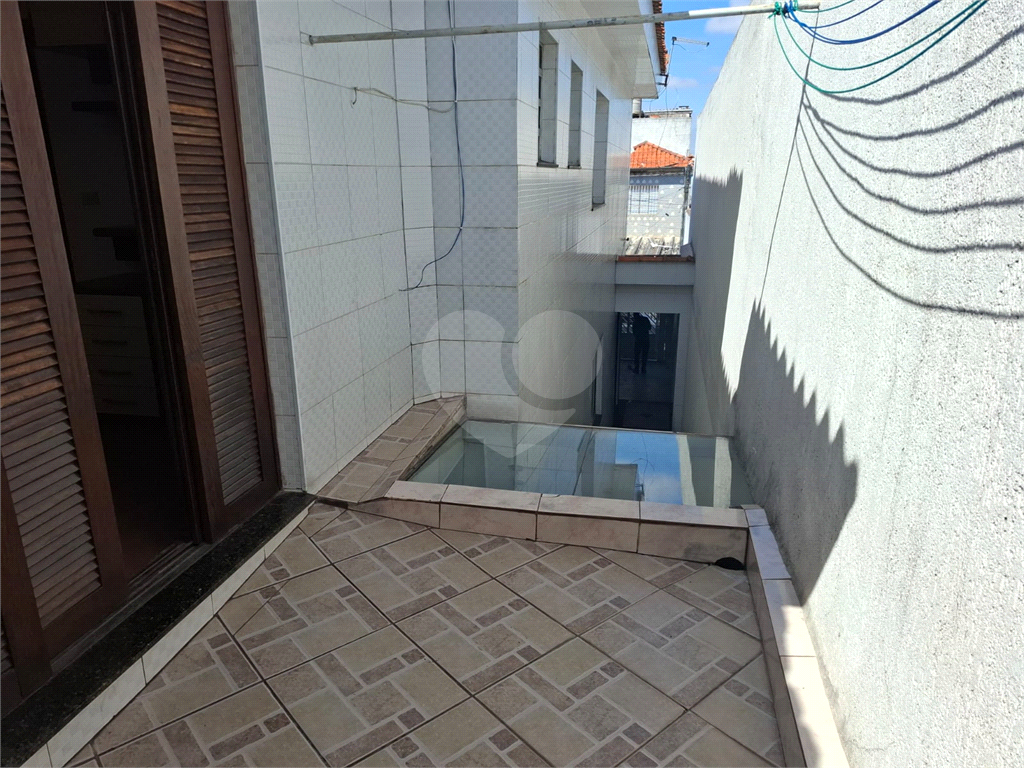 Sobrado LOCAÇÃO Vila Ema com 164m2, 4 quartos, 2 suítes, 2 salas, cozinha, 5 banheiros, área de serviço e 2 vagas de garagem