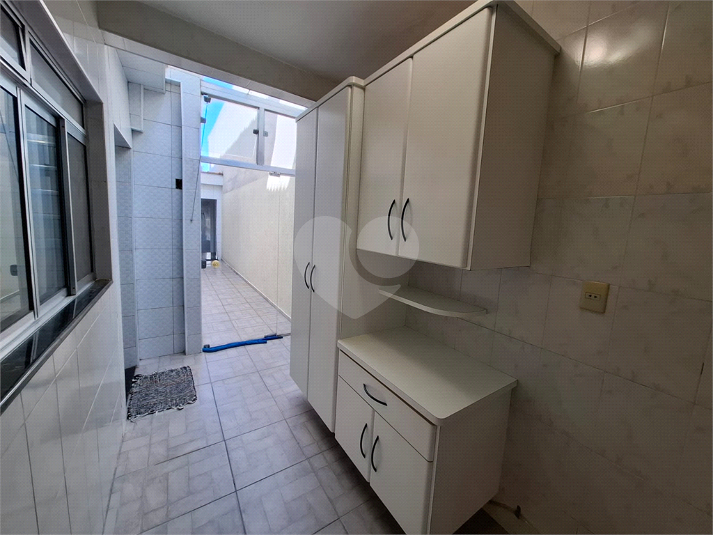 Sobrado LOCAÇÃO Vila Ema com 164m2, 4 quartos, 2 suítes, 2 salas, cozinha, 5 banheiros, área de serviço e 2 vagas de garagem