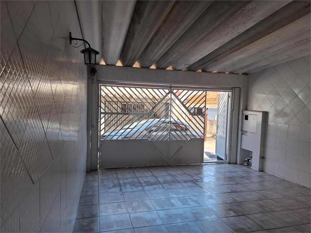 Sobrado LOCAÇÃO Vila Ema com 164m2, 4 quartos, 2 suítes, 2 salas, cozinha, 5 banheiros, área de serviço e 2 vagas de garagem