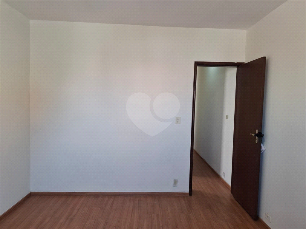 Sobrado LOCAÇÃO Vila Ema com 164m2, 4 quartos, 2 suítes, 2 salas, cozinha, 5 banheiros, área de serviço e 2 vagas de garagem