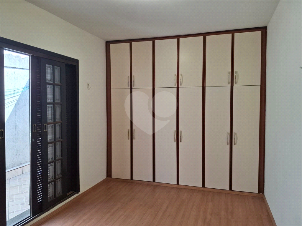 Sobrado LOCAÇÃO Vila Ema com 164m2, 4 quartos, 2 suítes, 2 salas, cozinha, 5 banheiros, área de serviço e 2 vagas de garagem