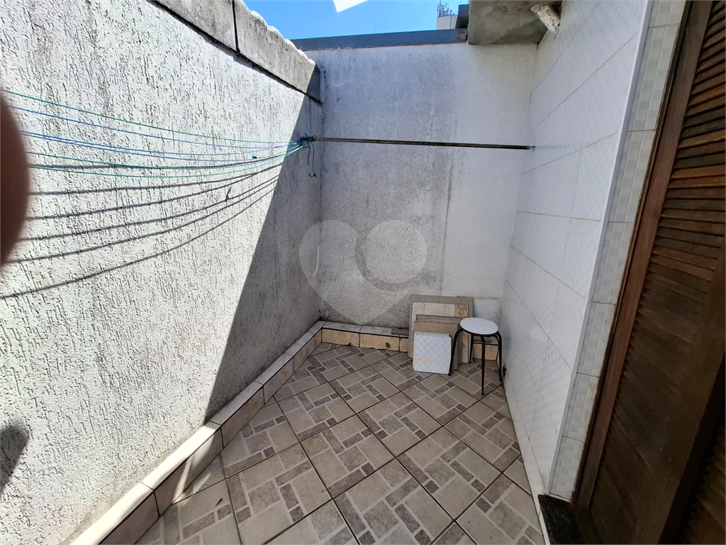 Sobrado LOCAÇÃO Vila Ema com 164m2, 4 quartos, 2 suítes, 2 salas, cozinha, 5 banheiros, área de serviço e 2 vagas de garagem