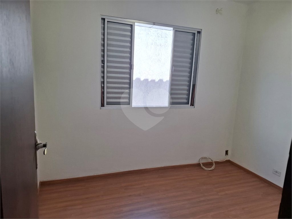 Sobrado LOCAÇÃO Vila Ema com 164m2, 4 quartos, 2 suítes, 2 salas, cozinha, 5 banheiros, área de serviço e 2 vagas de garagem