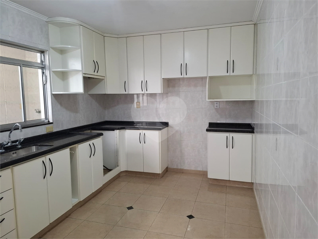 Sobrado LOCAÇÃO Vila Ema com 164m2, 4 quartos, 2 suítes, 2 salas, cozinha, 5 banheiros, área de serviço e 2 vagas de garagem