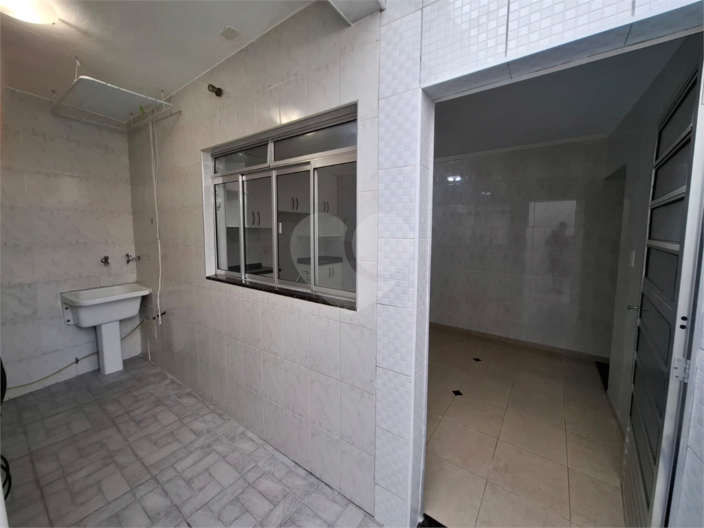 Sobrado LOCAÇÃO Vila Ema com 164m2, 4 quartos, 2 suítes, 2 salas, cozinha, 5 banheiros, área de serviço e 2 vagas de garagem