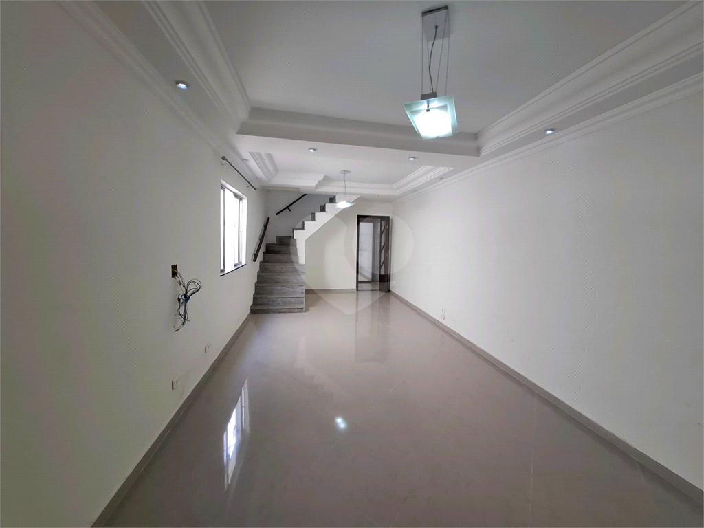 Sobrado LOCAÇÃO Vila Ema com 164m2, 4 quartos, 2 suítes, 2 salas, cozinha, 5 banheiros, área de serviço e 2 vagas de garagem