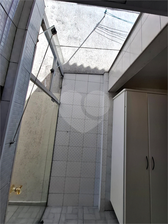 Sobrado LOCAÇÃO Vila Ema com 164m2, 4 quartos, 2 suítes, 2 salas, cozinha, 5 banheiros, área de serviço e 2 vagas de garagem