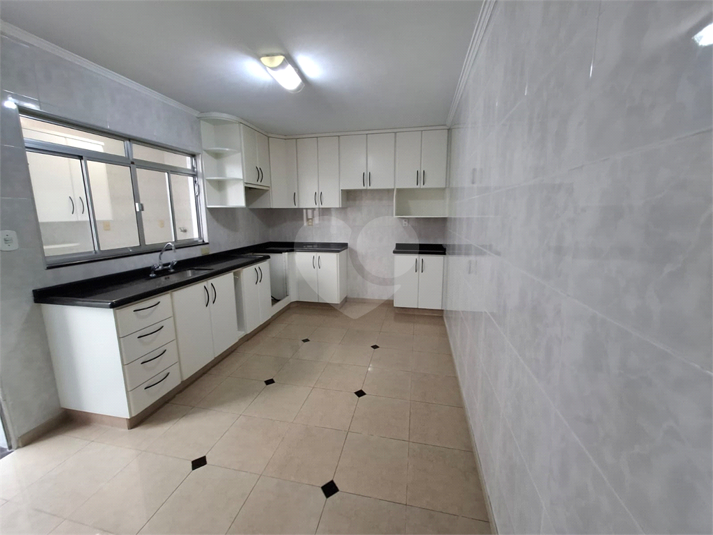 Sobrado LOCAÇÃO Vila Ema com 164m2, 4 quartos, 2 suítes, 2 salas, cozinha, 5 banheiros, área de serviço e 2 vagas de garagem