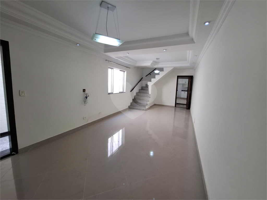 Sobrado LOCAÇÃO Vila Ema com 164m2, 4 quartos, 2 suítes, 2 salas, cozinha, 5 banheiros, área de serviço e 2 vagas de garagem