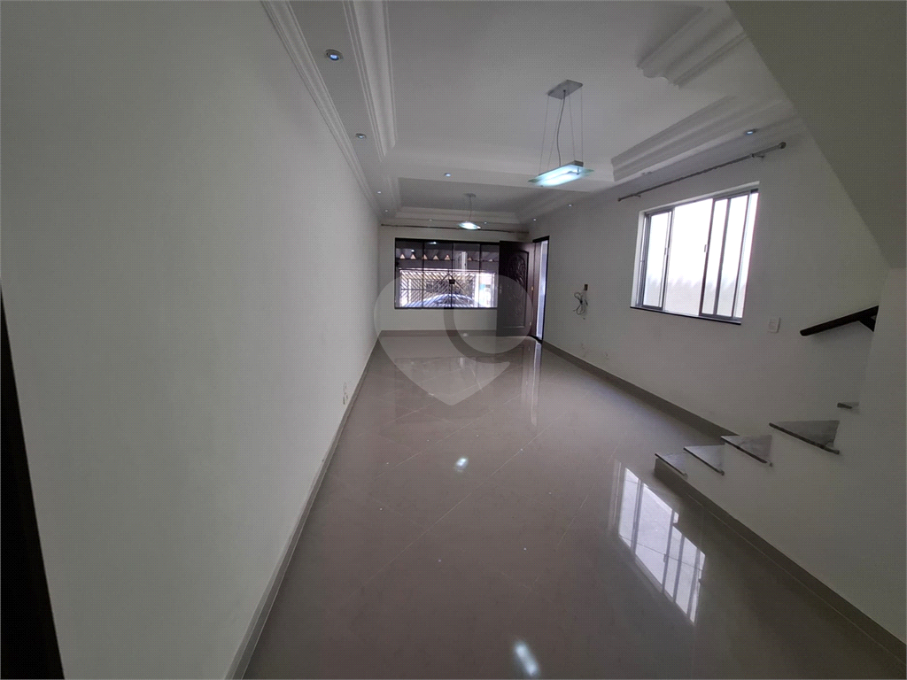 Sobrado LOCAÇÃO Vila Ema com 164m2, 4 quartos, 2 suítes, 2 salas, cozinha, 5 banheiros, área de serviço e 2 vagas de garagem