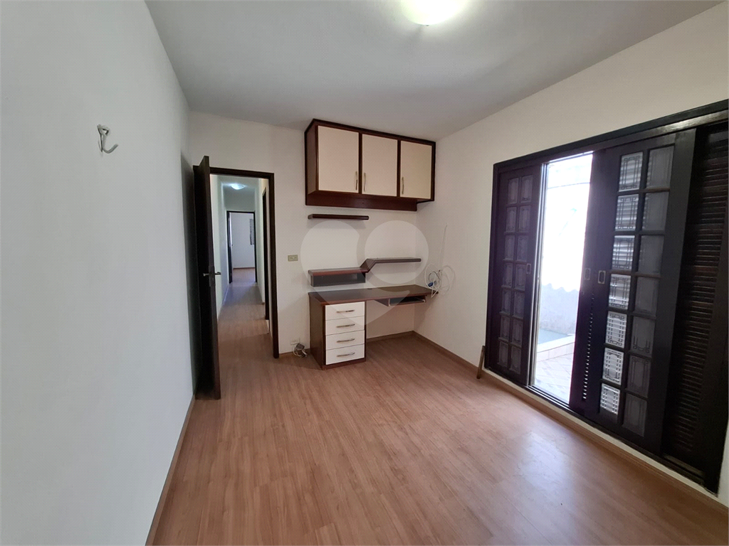 Sobrado LOCAÇÃO Vila Ema com 164m2, 4 quartos, 2 suítes, 2 salas, cozinha, 5 banheiros, área de serviço e 2 vagas de garagem