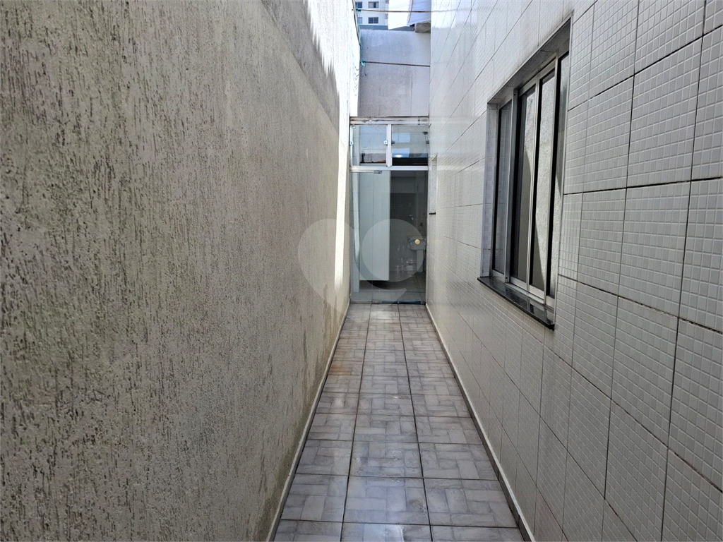 Sobrado LOCAÇÃO Vila Ema com 164m2, 4 quartos, 2 suítes, 2 salas, cozinha, 5 banheiros, área de serviço e 2 vagas de garagem