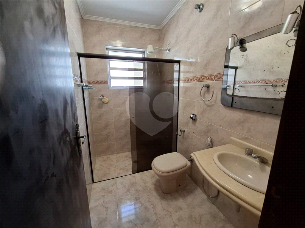 Sobrado LOCAÇÃO Vila Ema com 164m2, 4 quartos, 2 suítes, 2 salas, cozinha, 5 banheiros, área de serviço e 2 vagas de garagem