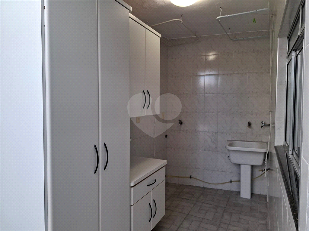 Sobrado LOCAÇÃO Vila Ema com 164m2, 4 quartos, 2 suítes, 2 salas, cozinha, 5 banheiros, área de serviço e 2 vagas de garagem