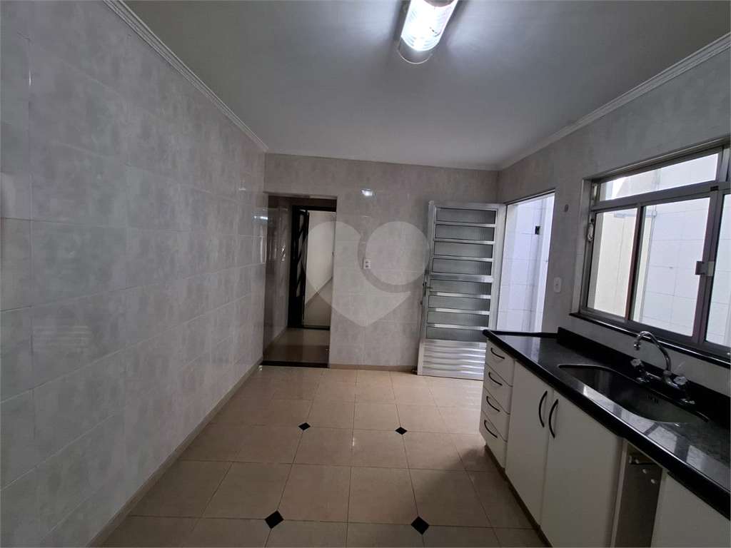 Sobrado LOCAÇÃO Vila Ema com 164m2, 4 quartos, 2 suítes, 2 salas, cozinha, 5 banheiros, área de serviço e 2 vagas de garagem