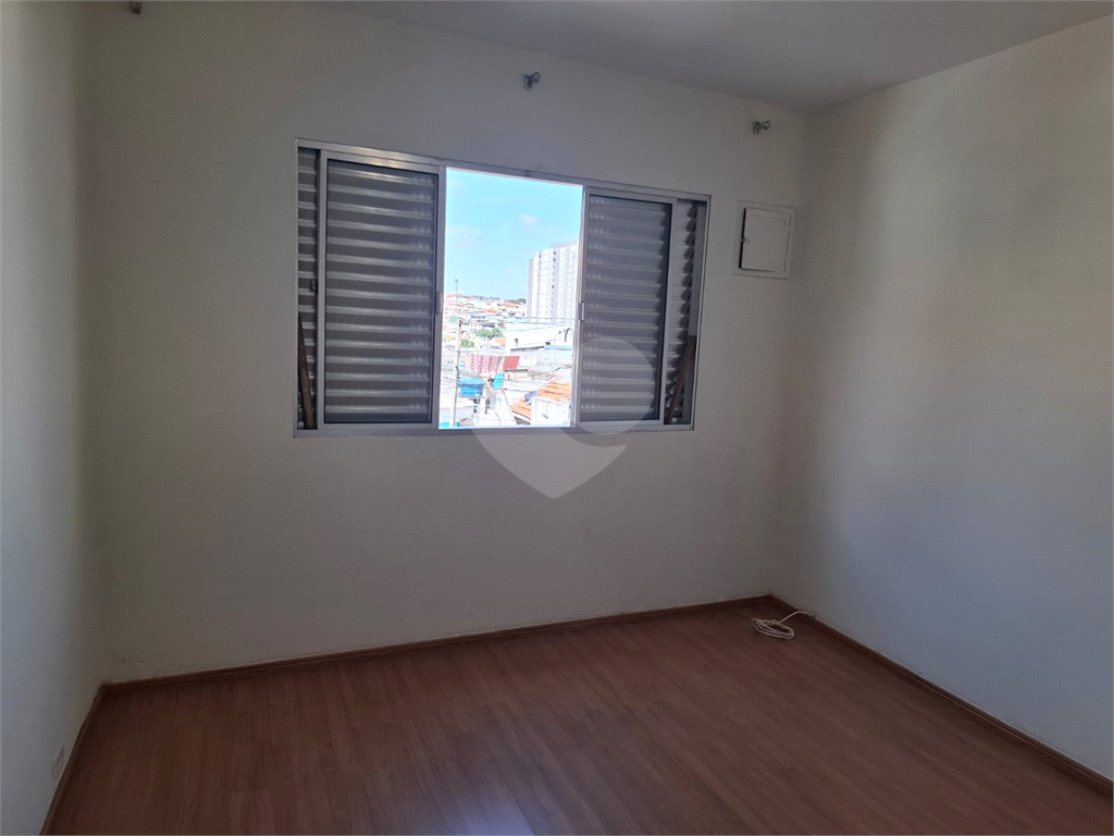 Sobrado LOCAÇÃO Vila Ema com 164m2, 4 quartos, 2 suítes, 2 salas, cozinha, 5 banheiros, área de serviço e 2 vagas de garagem