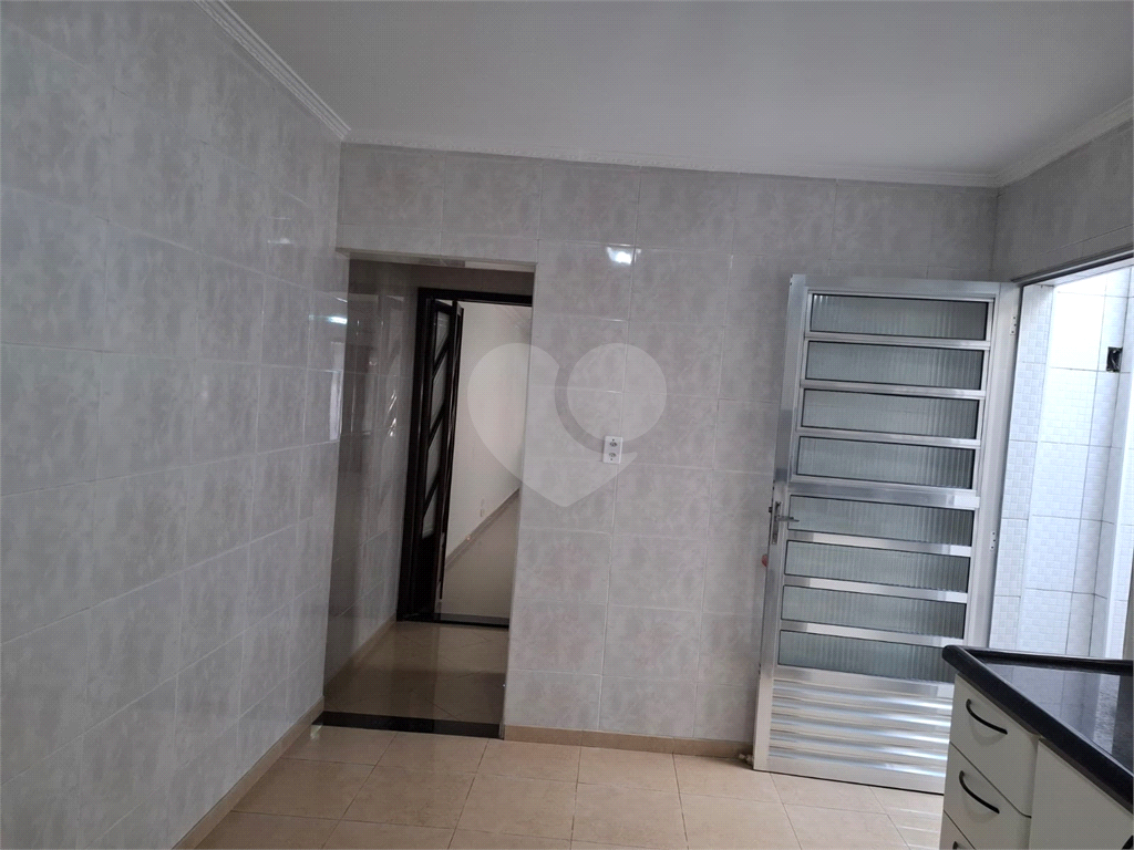 Sobrado LOCAÇÃO Vila Ema com 164m2, 4 quartos, 2 suítes, 2 salas, cozinha, 5 banheiros, área de serviço e 2 vagas de garagem