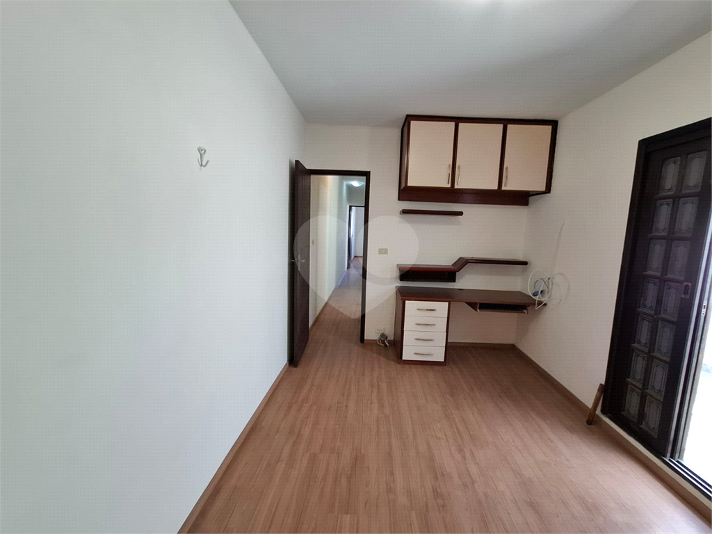 Sobrado LOCAÇÃO Vila Ema com 164m2, 4 quartos, 2 suítes, 2 salas, cozinha, 5 banheiros, área de serviço e 2 vagas de garagem