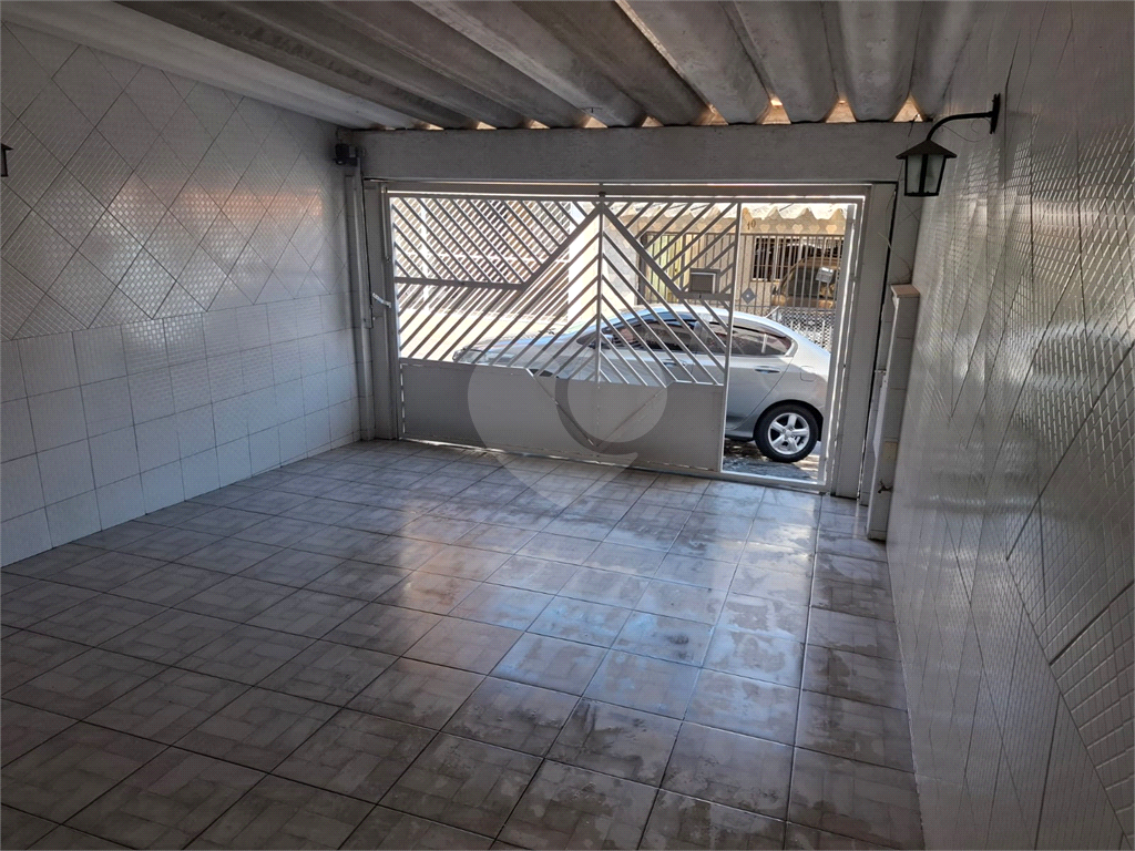 Sobrado LOCAÇÃO Vila Ema com 164m2, 4 quartos, 2 suítes, 2 salas, cozinha, 5 banheiros, área de serviço e 2 vagas de garagem