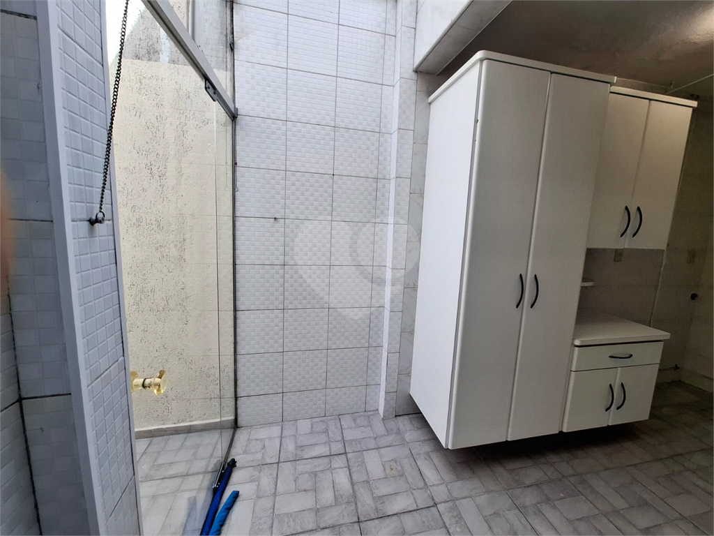 Sobrado LOCAÇÃO Vila Ema com 164m2, 4 quartos, 2 suítes, 2 salas, cozinha, 5 banheiros, área de serviço e 2 vagas de garagem