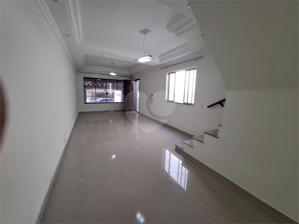 Sobrado LOCAÇÃO Vila Ema com 164m2, 4 quartos, 2 suítes, 2 salas, cozinha, 5 banheiros, área de serviço e 2 vagas de garagem