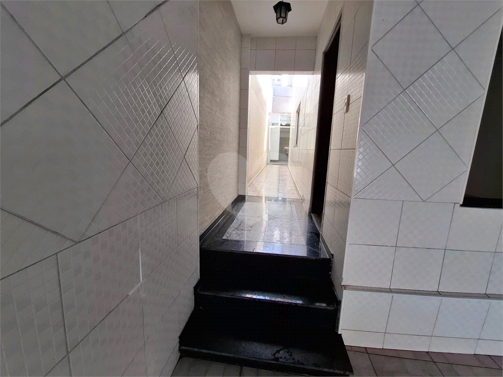 Sobrado LOCAÇÃO Vila Ema com 164m2, 4 quartos, 2 suítes, 2 salas, cozinha, 5 banheiros, área de serviço e 2 vagas de garagem