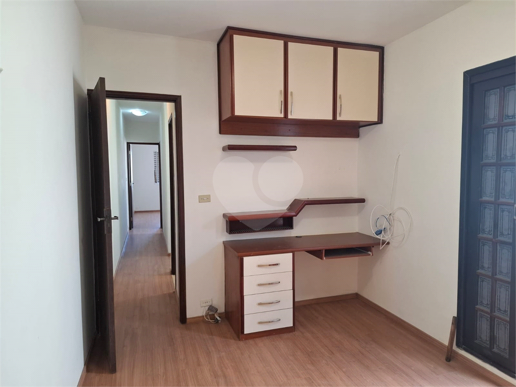 Sobrado LOCAÇÃO Vila Ema com 164m2, 4 quartos, 2 suítes, 2 salas, cozinha, 5 banheiros, área de serviço e 2 vagas de garagem