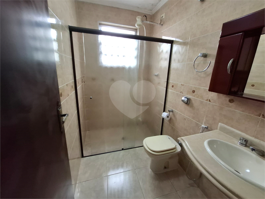 Sobrado LOCAÇÃO Vila Ema com 164m2, 4 quartos, 2 suítes, 2 salas, cozinha, 5 banheiros, área de serviço e 2 vagas de garagem