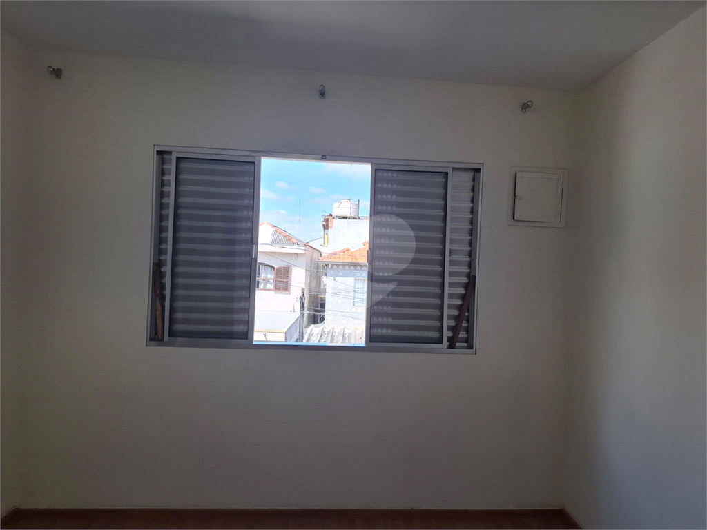 Sobrado LOCAÇÃO Vila Ema com 164m2, 4 quartos, 2 suítes, 2 salas, cozinha, 5 banheiros, área de serviço e 2 vagas de garagem